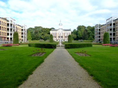 Nijmegen Villa Villandry (Villandry 50 tm 60) symmetrisch geflankeerd door nieuwbouw