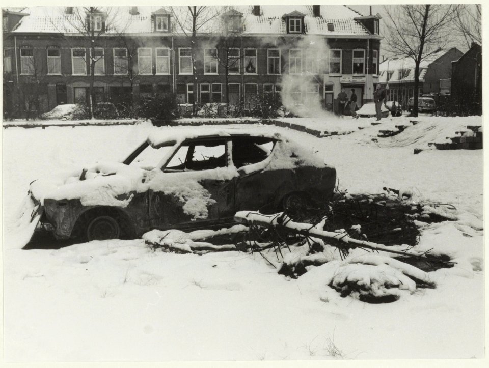 Nieuwjaarsochtend met een uitgebrande auto bij de Paul Krugerkade. NL-HlmNHA 54023369