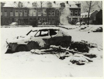 Nieuwjaarsochtend met een uitgebrande auto bij de Paul Krugerkade. NL-HlmNHA 54023369
