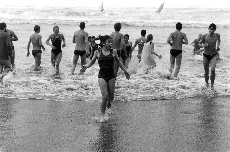 Nieuwjaarsduik een frisse duik in zee bij Zandvoort op nieuwjaarsdag, Bestanddeelnr 933-1909