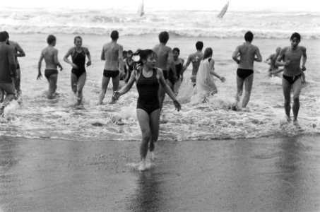 Nieuwjaarsduik een frisse duik in zee bij Zandvoort op nieuwjaarsdag, Bestanddeelnr 933-1909