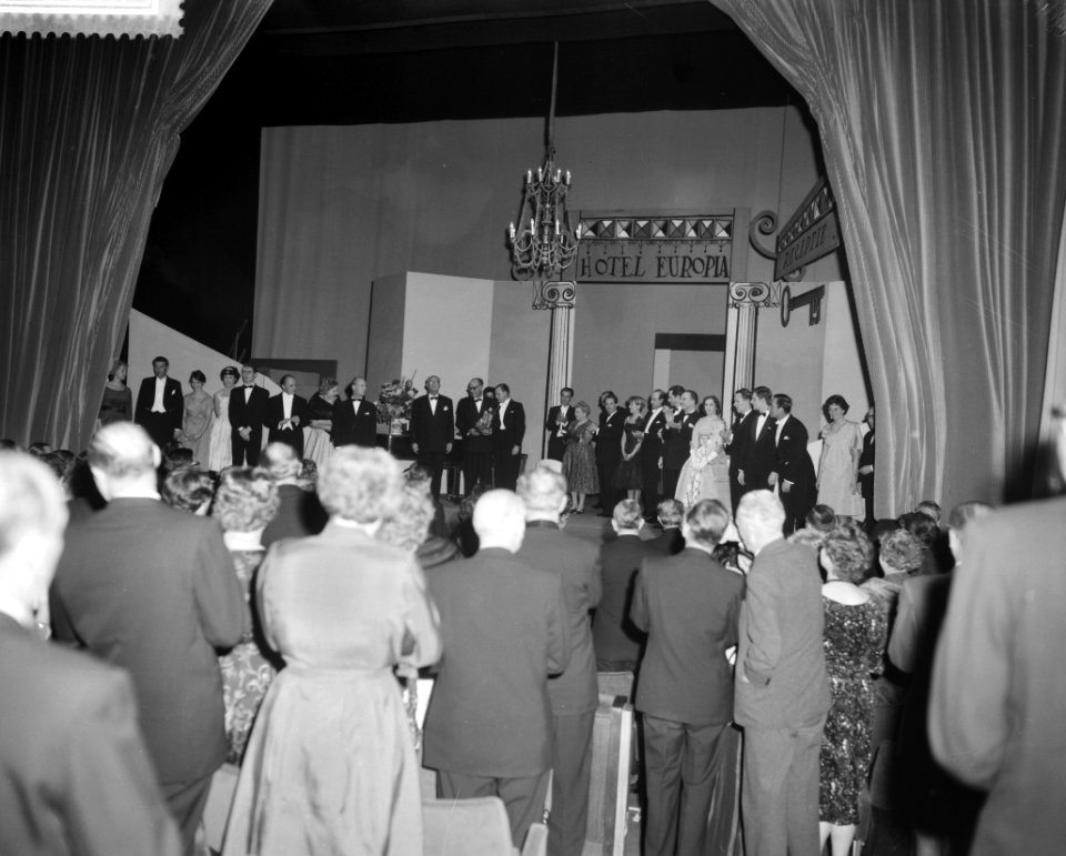 Nieuwjaarsmusical Hotel Europia door Rotterdams toneel in Rotterdam, Bestanddeelnr 910-9071