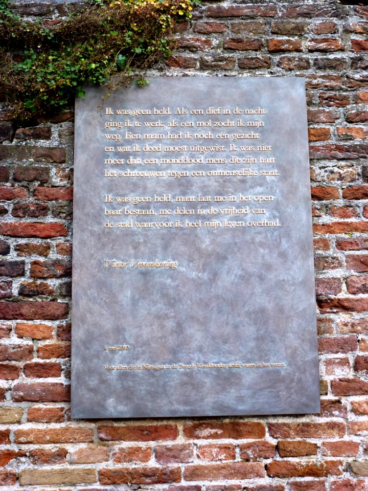 Nijmegen Sint Stevenskerhof, plaquette verzetsmonument 2010