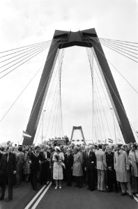 Nieuwe Willemsbrug in Rotterdam door Koningin Beatrix en Willem Alexander offici, Bestanddeelnr 931-5735