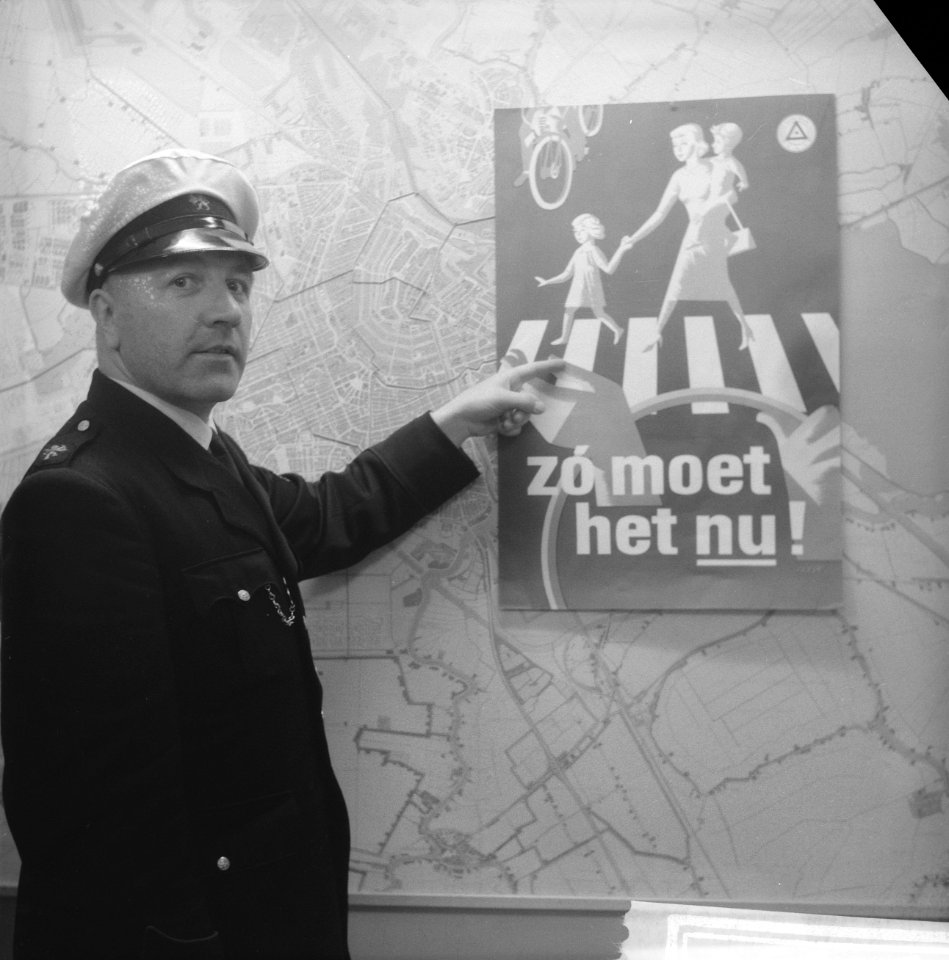 Nieuwe zebrapaden-affiche. Agent bij affiche, Bestanddeelnr 913-0590