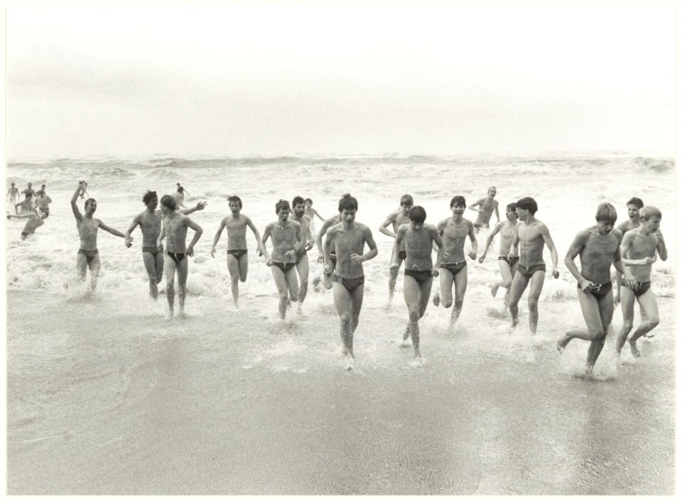 Nieuwjaarduik in Bloemendaal aan Zee. NL-HlmNHA 54015773