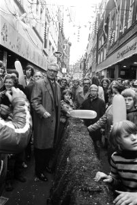 Nieuwendijk te Amsterdam heropend ivm nieuw wegdek, de Burgemeester van Nieu…, Bestanddeelnr 925-9618