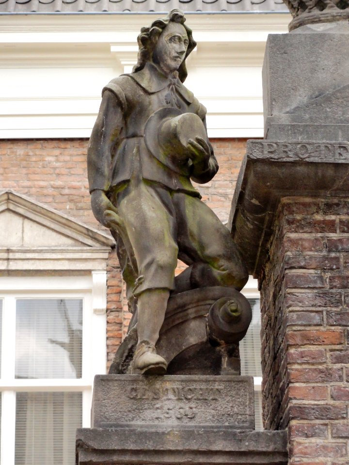 Nijmegen Rijksmonument 31118 Begijnenstraat 29 detail, beeld weesjongen poort NH weeshuis