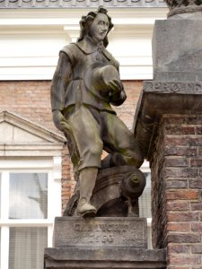 Nijmegen Rijksmonument 31118 Begijnenstraat 29 detail, beeld weesjongen poort NH weeshuis