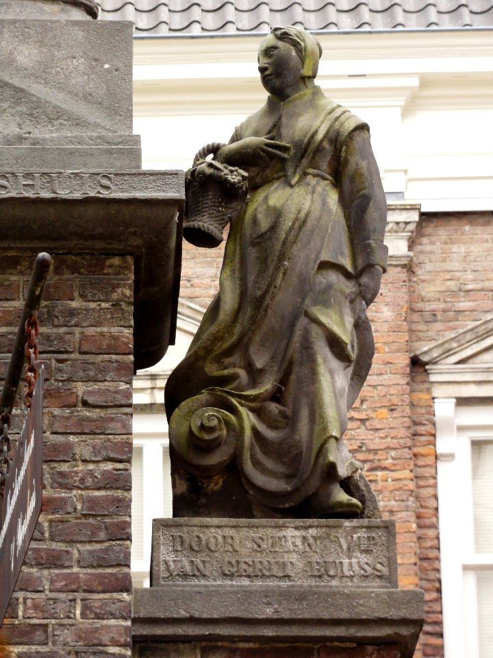 Nijmegen Rijksmonument 31118 Begijnenstraat 29 detail, beeld weesmeisje poort NH weeshuis