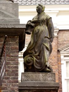 Nijmegen Rijksmonument 31118 Begijnenstraat 29 detail, beeld weesmeisje poort NH weeshuis
