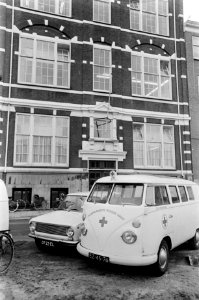 Nieuwe Rode Kruisgebouw in de Rapenburgerstraat. Bloedonderzoek in nieuwe ruimte, Bestanddeelnr 921-1879