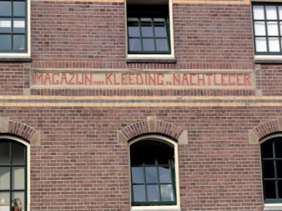 Nijmegen Rijksmonument 522965 kledingmagazijn Limoskazerne geveltekst