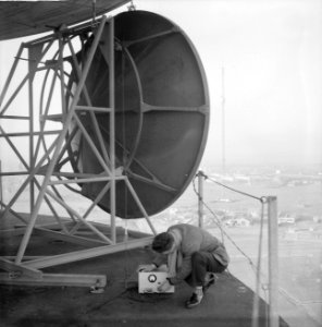 Nieuwe televisiezender te Lopik, technici richten de parabolen, Bestanddeelnr 911-9883