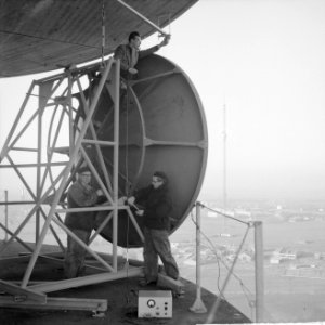 Nieuwe televisiezender te Lopik, PTT-technici zijn bezig met het richten van de , Bestanddeelnr 911-9877