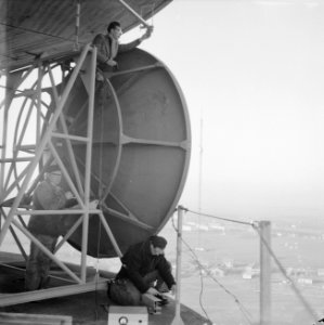 Nieuwe televisiezender te Lopik, PTT-technici zijn bezig met het richten van de , Bestanddeelnr 911-9878