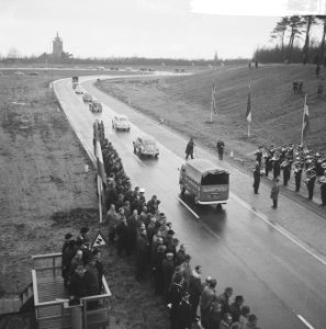 Nieuwe snelweg geopend, een rondweg langs Amersfoort, door Zijne Excellentie Kor, Bestanddeelnr 914-6199