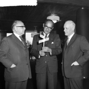 Nieuwe wegwijzers voor Suriname Minister Korthals , premier Emmanuels , directe, Bestanddeelnr 912-5576