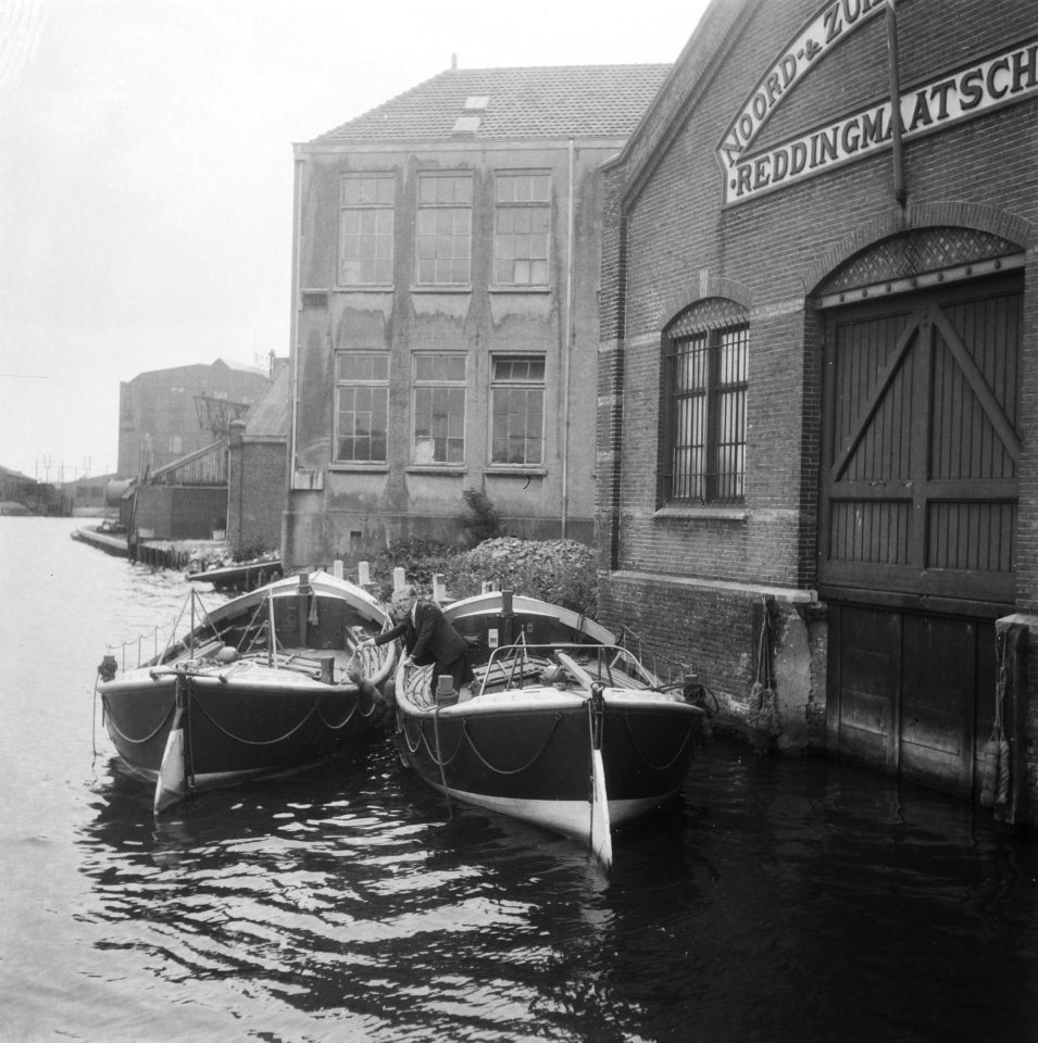 Nieuwe reddingsboten van de Noord-Zuid-Hollandse Redding Maatschappij. Achterin…, Bestanddeelnr 901-7958