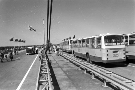 Nieuwe weggedeelte en brug bij Ewijk in gebruik gesteld door minister Westerterp, Bestanddeelnr 928-6710