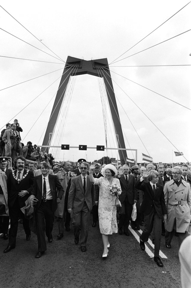 Nieuwe Willemsbrug in Rotterdam door Koningin Beatrix en Willem Alexander geopend stoet genodigden lopen over nieuwe Willemsbrug, Bestanddeelnr 931-5738