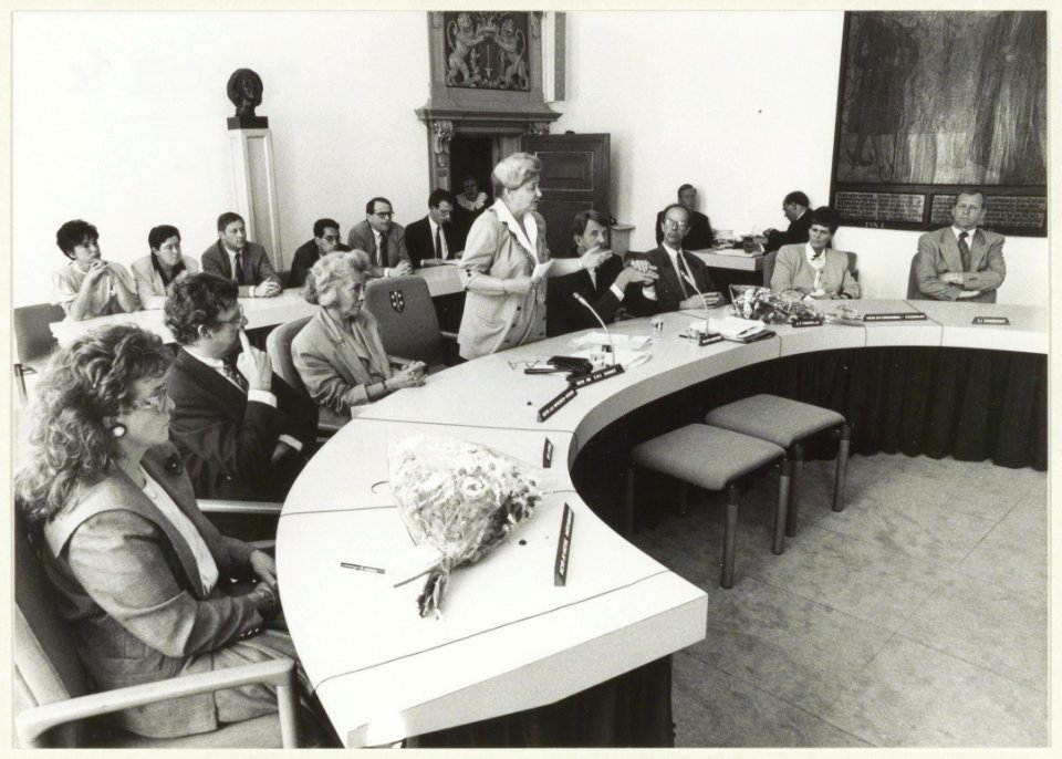 Nieuwe wethouders aan de collegetafel. V.l.n.r. Rineke Gieske, Cornelis Mooy, Léoni Broersen, staande burgemeester Elisabeth Schmitz, secretaris Harry Kamphuis, Paul Marselje Lia Kroskinski, NL-HlmNHA 54031493