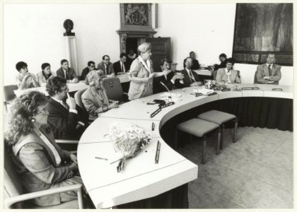 Nieuwe wethouders aan de collegetafel. V.l.n.r. Rineke Gieske, Cornelis Mooy, Léoni Broersen, staande burgemeester Elisabeth Schmitz, secretaris Harry Kamphuis, Paul Marselje Lia Kroskinski, NL-HlmNHA 54031493