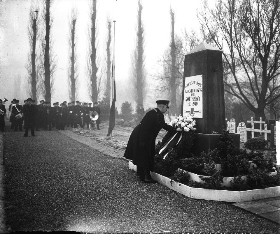 Nieuwe trommen voor mariniers Rotterdam kranslegging Crooswijk door General Ma, Bestanddeelnr 903-7444