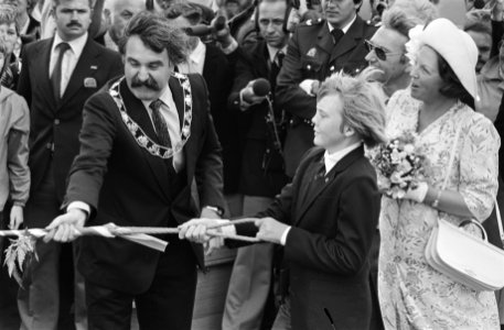 Nieuwe Willemsbrug in Rotterdam door Beatrix en Willem Alexander officieel geopend Willem Alexander geholpen door Van der Louw, Bestanddeelnr 931-5736