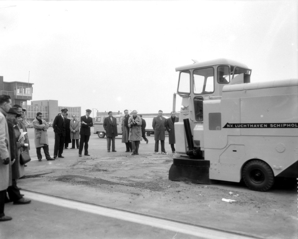 Nieuwe weeg en zuigmachine op Schiphol van de startbane, Bestanddeelnr 909-9972