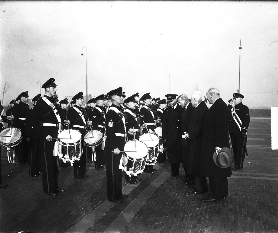 Nieuwe trommen voor mariniers Rotterdam Minister Schokking, Bestanddeelnr 903-7442
