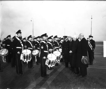 Nieuwe trommen voor mariniers Rotterdam Minister Schokking, Bestanddeelnr 903-7442