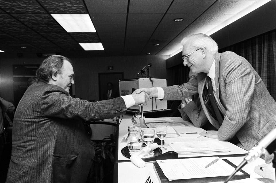 Nieuwe voorzitter VNZ, J. de Vries , gefeliciteerd door Herman Bode (l), Bestanddeelnr 933-3043