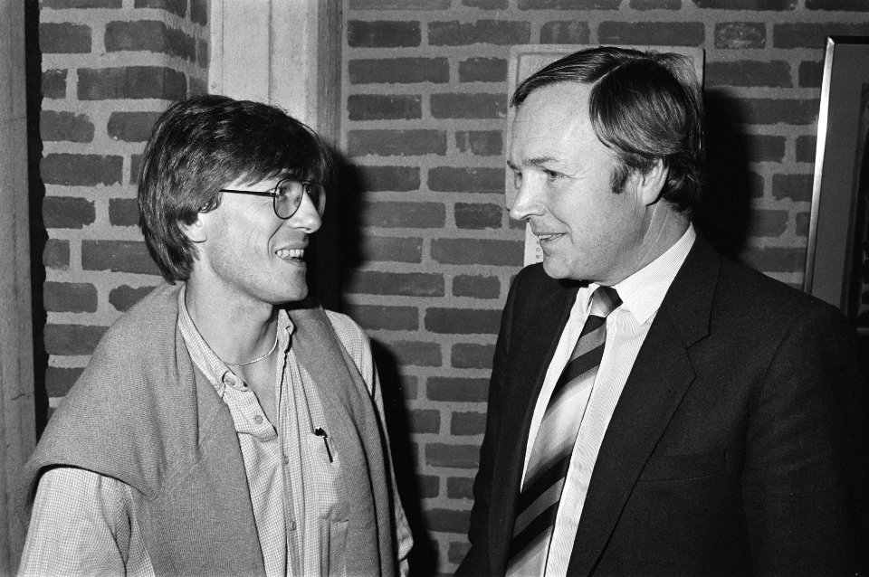 Nieuwe voorzitter J. Kohnstamm (l) met Jan Terlouw, Bestanddeelnr 932-3813