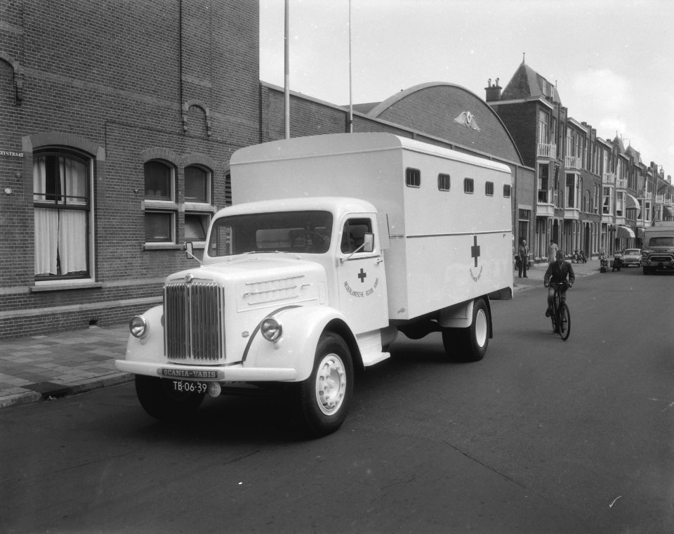 Nieuwe wagen van het Rode Kruis, aangeboden tijdens het bezoek van koningin Juli, Bestanddeelnr 909-7487