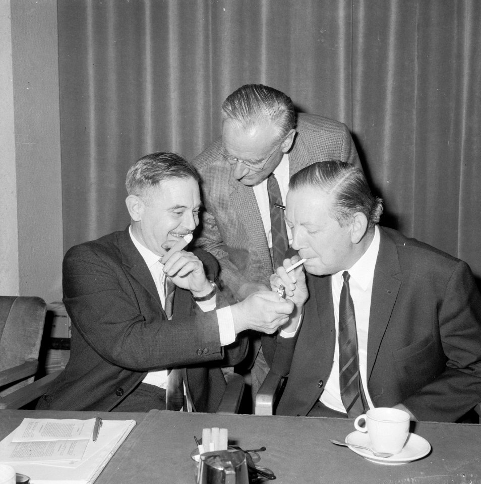 Nieuwe voorzitter NCRV te Utrecht geinstalleerd, v.l.n.r. secretaris G.A. Kieft , Bestanddeelnr 919-2841