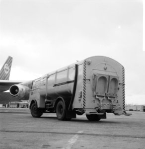 Nieuwe vuilniswagen op Schiphol, Bestanddeelnr 913-4279
