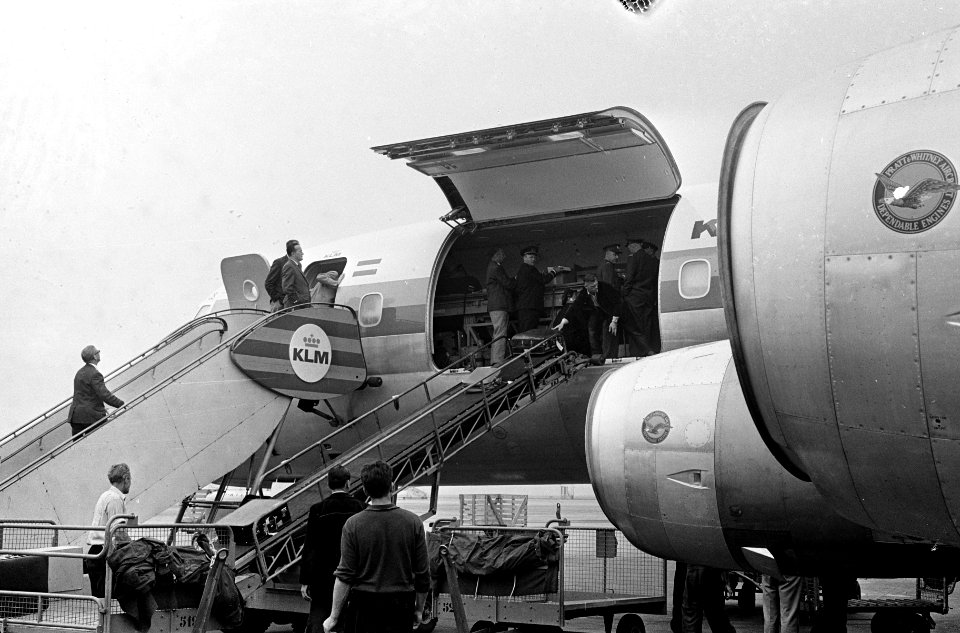 Nieuwe vrachtvlieg een DC8 op Schiphol, vliegtuig met grote laadklep, Bestanddeelnr 916-6859