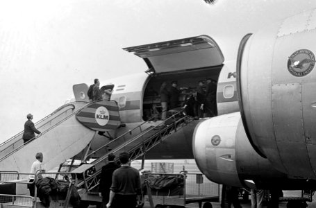 Nieuwe vrachtvlieg een DC8 op Schiphol, vliegtuig met grote laadklep, Bestanddeelnr 916-6859