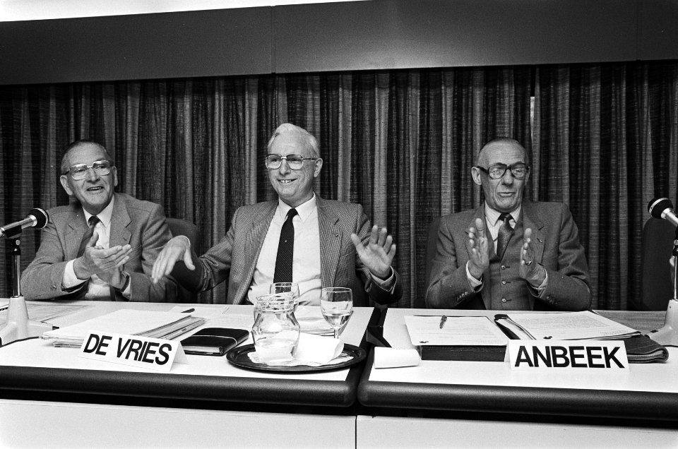 Nieuwe voorzitter VNZ, J. de Vries , gefeliciteerd door Herman Bode (l), Bestanddeelnr 933-3044