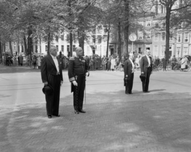 Nieuwe West-Duitse Ambassadeur Dr. H. Mühlenfeld (links), biedt zijn geloofsbrie, Bestanddeelnr 905-7211