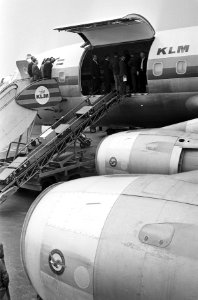 Nieuwe vrachtvlieg een DC8 op Schiphol, helft passagiers rest vracht, Bestanddeelnr 916-6857