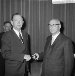 Nieuwe voorzitter NCRV te Utrecht geinstalleerd, links mr. dr. J. Ozinga , recht, Bestanddeelnr 919-2848