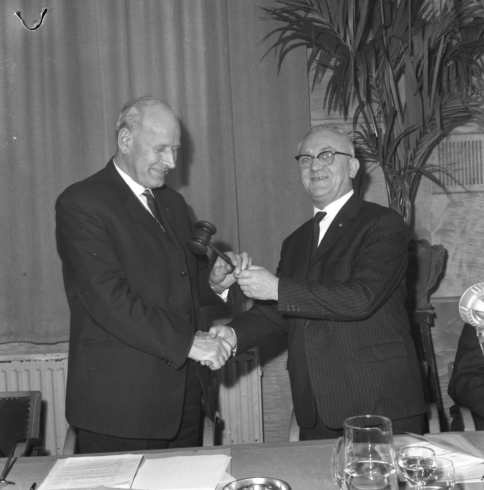 Nieuwe voorzitter CNV J van Eibergen (links) krijgt de voorzittershamer overhan, Bestanddeelnr 916-2196