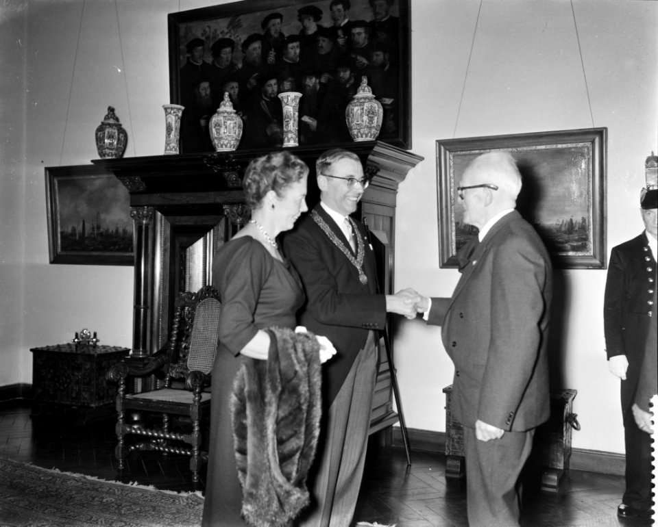 Nieuwjaarsreceptie van burgemeester Van Hall in het Stedelijk Museum, Bestanddeelnr 910-0723
