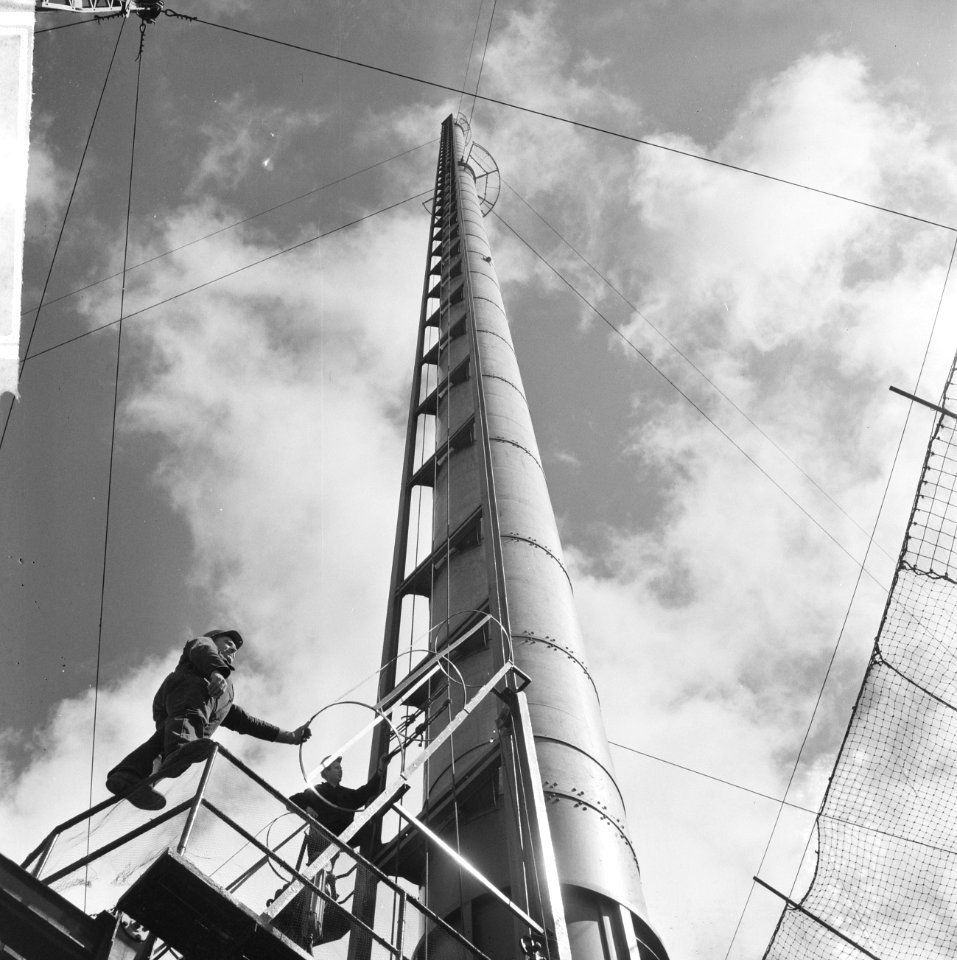Nieuwe televisiemast in de Wieringermeer, met de lift bui de toren gaan de arbei, Bestanddeelnr 918-0321
