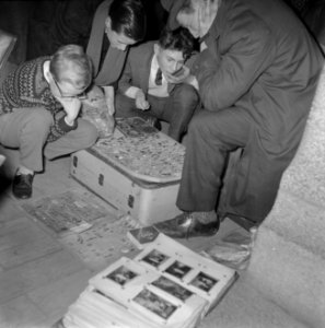Nieuwjaarsruildag in de Koopmansbeurs te Amsterdam, een der verzamelaars die all, Bestanddeelnr 915-9378