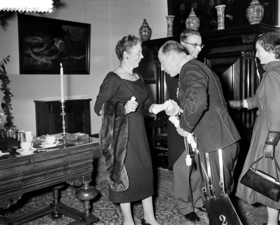 Nieuwjaarsreceptie van burgemeester Van Hall in het Stedelijk Museum , diverse p, Bestanddeelnr 910-0725