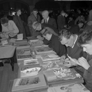 Nieuwjaarsruildag in de Koopmansbeurs te Amsterdam, een der verzamelaars die all, Bestanddeelnr 915-9376