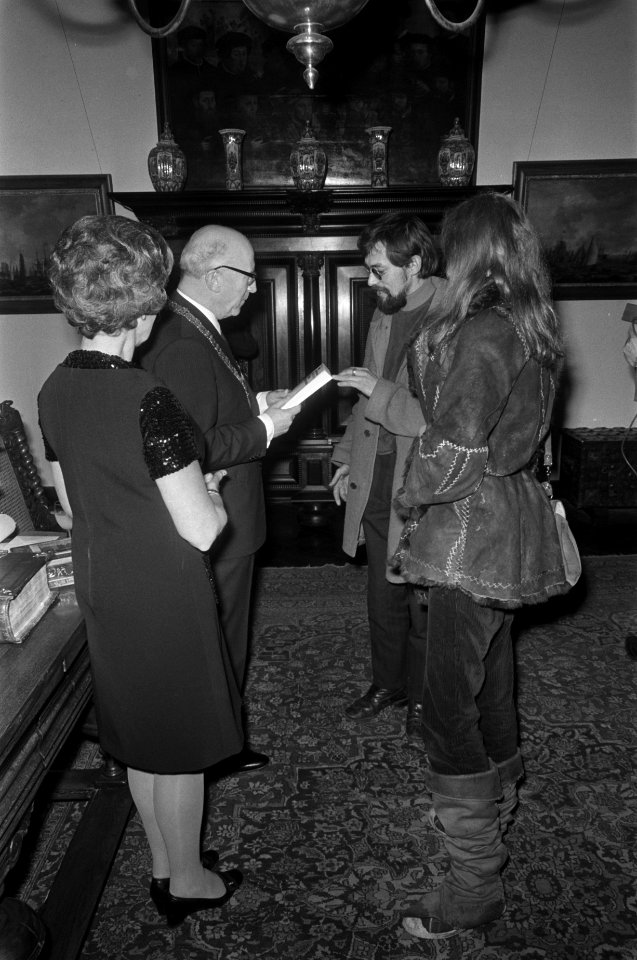 Nieuwjaarsreceptie van burgemeester Samkalden in Stedelijk Museum Amsterdam. Sam, Bestanddeelnr 923-1273